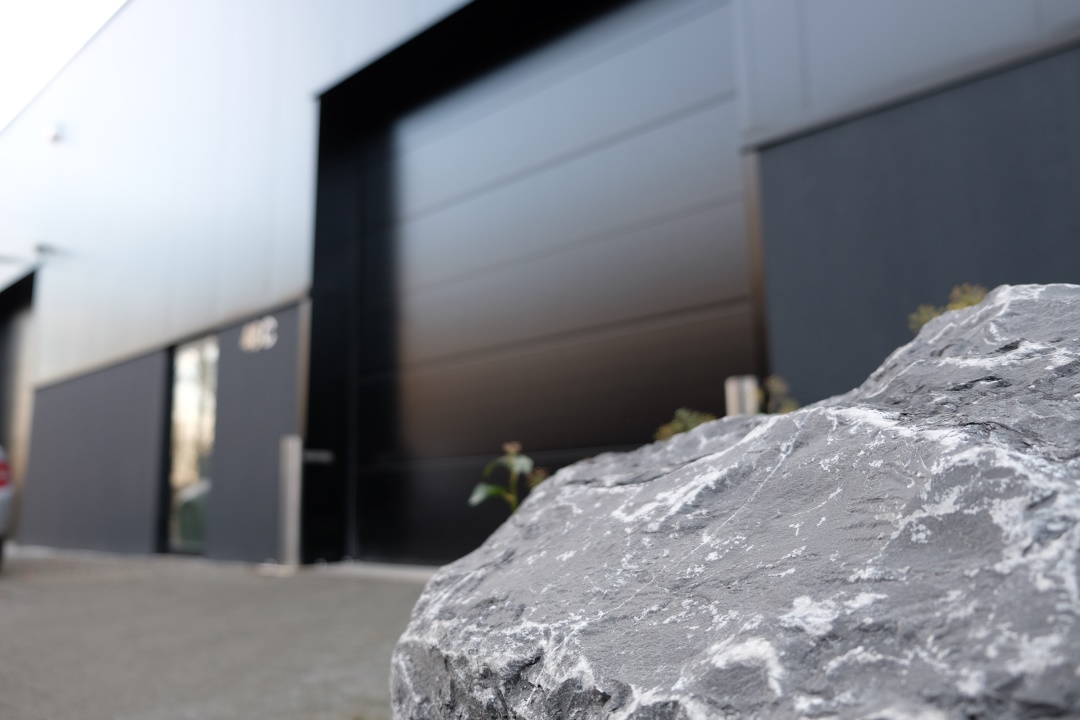 Onze stalling is omgeven door een beveiligd terrein, zodat je voertuig in alle rust en veiligheid kan gestald worden.