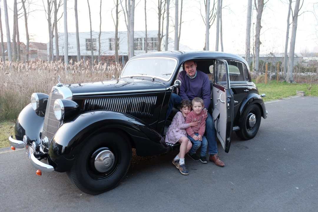 Vandaag staat diezelfde wagen er glanzend en volledig gerestaureerd bij, een proces dat ik van dichtbij heb mogen beleven en dat mijn liefde voor erfgoed op wielen definitief heeft bezegeld.